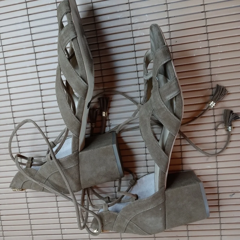 MICHAEL MICHAEL KORS MIRABEL SUEDE STRAPPY SANDALS - SIZE 10M TAN. A1pem